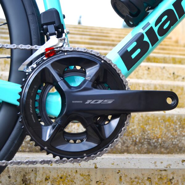 "Bicicleta Bianchi Sprint Disc Carbon Monocoque con cuadro de carbono, grupo Shimano 105 Di2, y ruedas Velomann VR30, diseñada para alto rendimiento y estilo."
