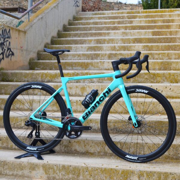 "Bicicleta Bianchi Sprint Disc Carbon Monocoque con cuadro de carbono, grupo Shimano 105 Di2, y ruedas Velomann VR30, diseñada para alto rendimiento y estilo."