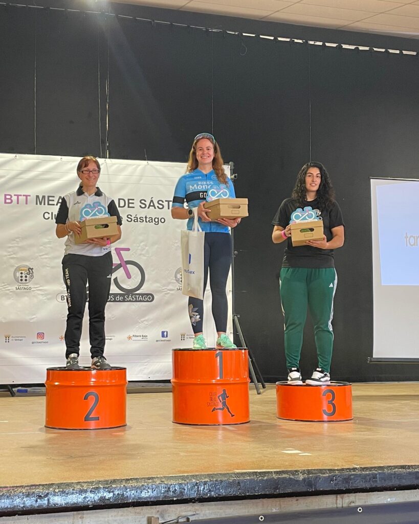Las inclemencias del tiempo no frenaron a nuestros corredores este fin de semana. Desde la dura edición de la Madrid 7 Picos hasta la complicada Olite Wine Bike, pasando por la brillante victoria de Elisenda Aranda en Sástago, el equipo demostró compromiso y entrega en cada kilómetro.
