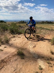 Las inclemencias del tiempo no frenaron a nuestros corredores este fin de semana. Desde la dura edición de la Madrid 7 Picos hasta la complicada Olite Wine Bike, pasando por la brillante victoria de Elisenda Aranda en Sástago, el equipo demostró compromiso y entrega en cada kilómetro.