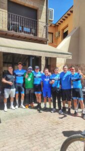 Participantes en el podio de la X Hércules Extreme Moncayo BTT, celebrando los resultados con trofeos y sonrisas.