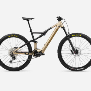 Orbea Rise Hydro 2024, bicicleta eléctrica de trail con cuadro de aluminio, motor Shimano EP600-RS, suspensión Fox 34 Float Performance de 140mm y transmisión Shimano XT de 12 velocidades. Equipada con ruedas Race Face y cubiertas Maxxis.
