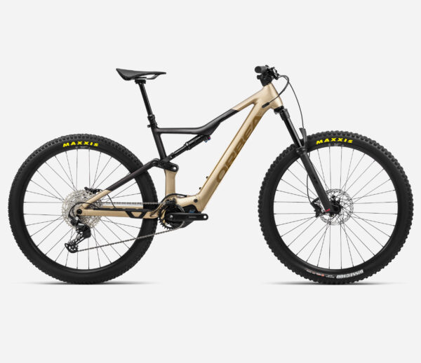 Orbea Rise Hydro 2024, bicicleta eléctrica de trail con cuadro de aluminio, motor Shimano EP600-RS, suspensión Fox 34 Float Performance de 140mm y transmisión Shimano XT de 12 velocidades. Equipada con ruedas Race Face y cubiertas Maxxis.