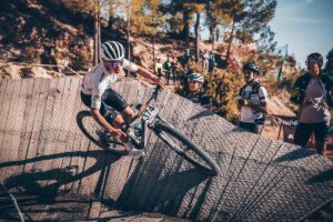 Turiasonense Marco Latorre pedaleando con intensidad en un tramo técnico del circuito