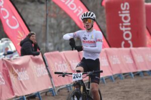 Turiasonense Marco Latorre pedaleando con intensidad en un tramo técnico del circuito