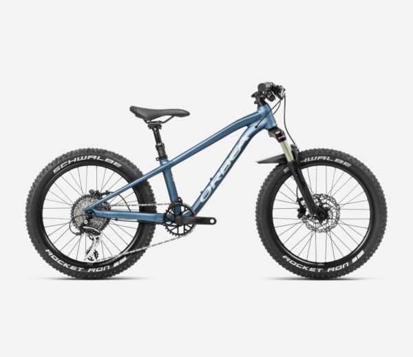 La Orbea Laufey 20 es una bicicleta infantil diseñada para los jóvenes ciclistas que buscan rendimiento y diversión en cualquier terreno. Su cuadro de aluminio 6061 con cableado interno y una geometría moderna la hacen resistente y ligera. Equipada con una horquilla SR Suntour XCM HLO SL Air JR de 80 mm, ofrece una excelente absorción de impactos.