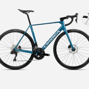 Vista lateral de la bicicleta Orbea Orca M30i 2025 con cuadro de carbono y transmisión electrónica Shimano Di2