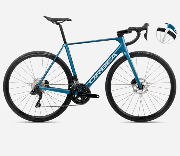 Vista lateral de la bicicleta Orbea Orca M30i 2025 con cuadro de carbono y transmisión electrónica Shimano Di2