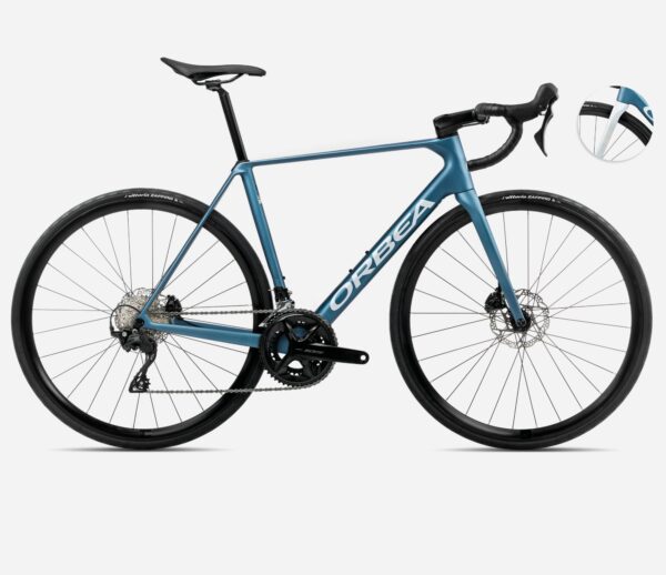 Bicicleta Orbea Orca M30 2025 vista latearl con cuadro de carbono OMR.