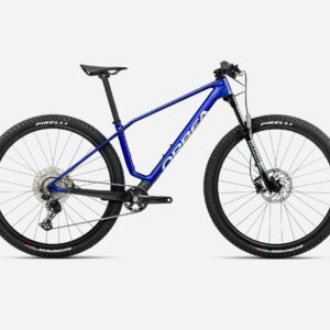 Vista lateral completa de la Orbea Alma M50 2025 con cuadro de carbono y diseño Boost 12x148