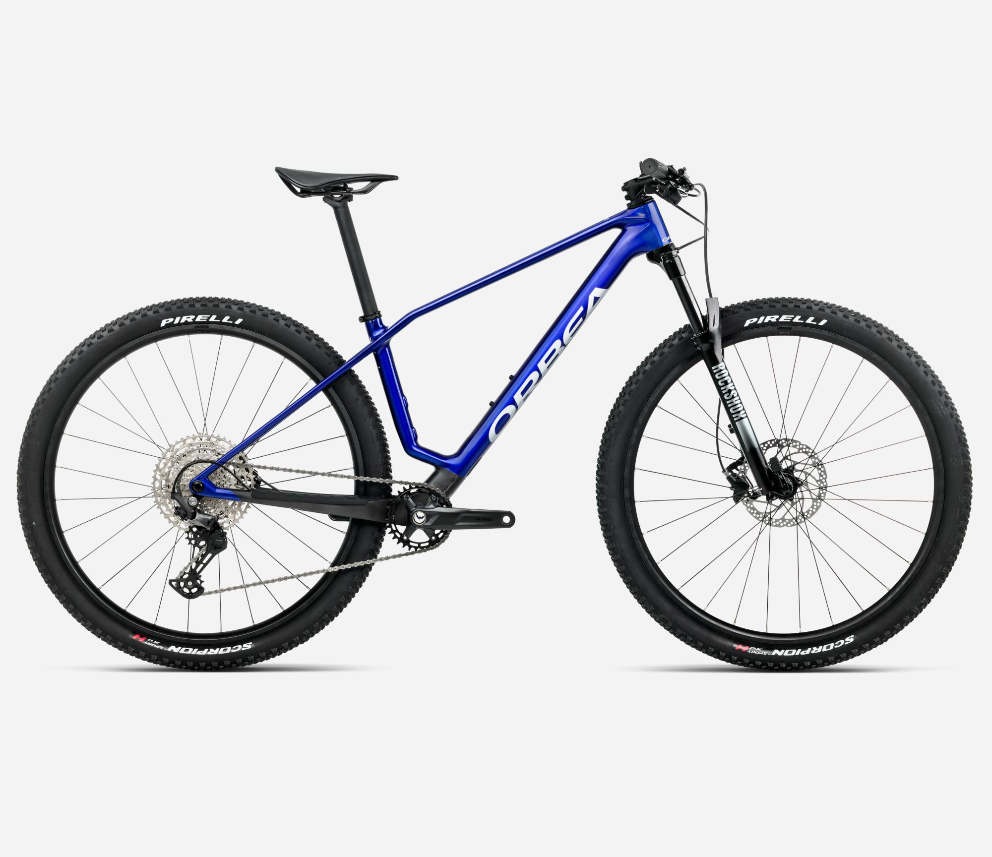 Vista lateral completa de la Orbea Alma M50 2025 con cuadro de carbono y diseño Boost 12x148