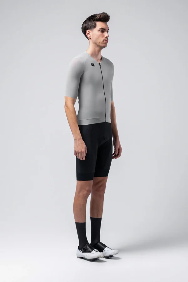 "Maillot Manga Corta Gobik CX Solid en color [color específico], diseñado para ciclismo de alto rendimiento. Ajuste perfecto, tejido EVOFLEX ultraligero y transpirable, ideal para temperaturas cálidas."