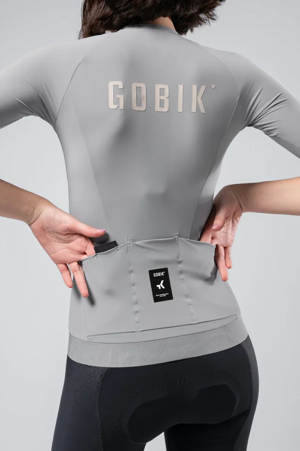 "Maillot Manga Corta Gobik CX Solid en color [color específico], diseñado para ciclismo de alto rendimiento. Ajuste perfecto, tejido EVOFLEX ultraligero y transpirable, ideal para temperaturas cálidas."