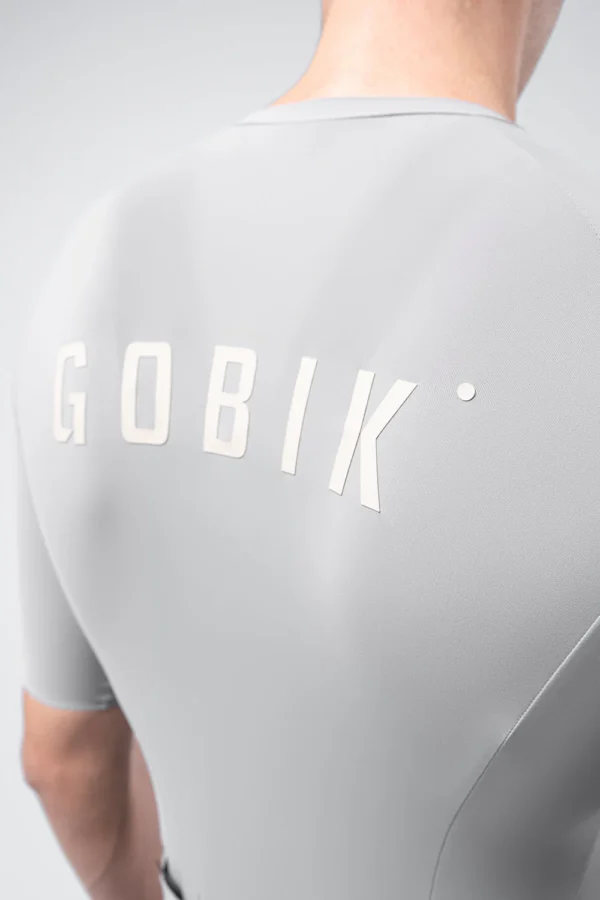 "Maillot Manga Corta Gobik CX Solid en color [color específico], diseñado para ciclismo de alto rendimiento. Ajuste perfecto, tejido EVOFLEX ultraligero y transpirable, ideal para temperaturas cálidas."
