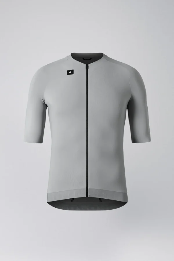 "Maillot Manga Corta Gobik CX Solid en color [color específico], diseñado para ciclismo de alto rendimiento. Ajuste perfecto, tejido EVOFLEX ultraligero y transpirable, ideal para temperaturas cálidas."