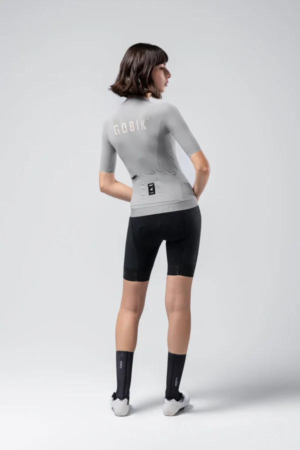 "Maillot Manga Corta Gobik CX Solid en color [color específico], diseñado para ciclismo de alto rendimiento. Ajuste perfecto, tejido EVOFLEX ultraligero y transpirable, ideal para temperaturas cálidas."