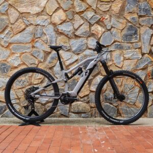 Raymon TrailRay 140E 10.0 bicicleta eléctrica de montaña 29″, suspensión delantera RockShox Domain RC 150 mm y trasera Super Deluxe Select 140 mm, motor Yamaha PW-X3, batería integrada 720 Wh, vista lateral gris