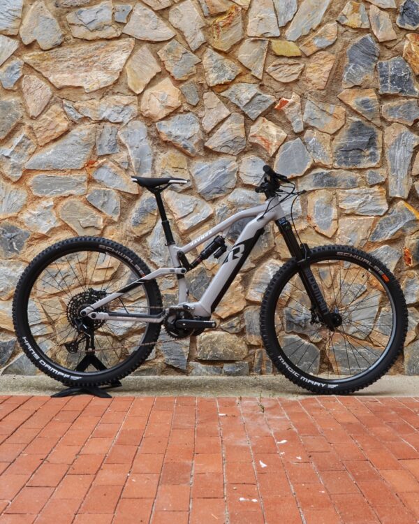 Raymon TrailRay 140E 10.0 bicicleta eléctrica de montaña 29″, suspensión delantera RockShox Domain RC 150 mm y trasera Super Deluxe Select 140 mm, motor Yamaha PW-X3, batería integrada 720 Wh, vista lateral gris