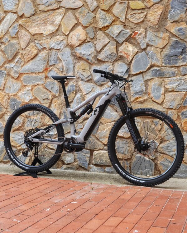 Raymon TrailRay 140E 10.0 bicicleta eléctrica de montaña 29″, suspensión delantera RockShox Domain RC 150 mm y trasera Super Deluxe Select 140 mm, motor Yamaha PW-X3, batería integrada 720 Wh, vista lateral gris