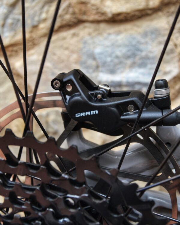 Raymon TrailRay 140E 10.0 bicicleta eléctrica de montaña 29″, suspensión delantera RockShox Domain RC 150 mm y trasera Super Deluxe Select 140 mm, motor Yamaha PW-X3, batería integrada 720 Wh, vista lateral gris
