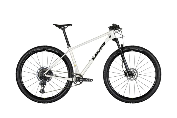 Bicicleta MMR Rakish 70 en terreno de montaña, mostrando suspensión, cuadro y componentes de alto rendimiento.