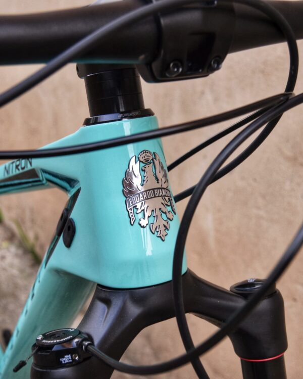Bianchi Nitron 9.3 XT/SLX 2023: bicicleta de montaña hardtail con cuadro de carbono, horquilla RockShox Judy Gold RL de 100 mm, transmisión Shimano SLX 1×12 y neumáticos Kenda Booster Pro 29×2.20, vista lateral sobre fondo neutro.