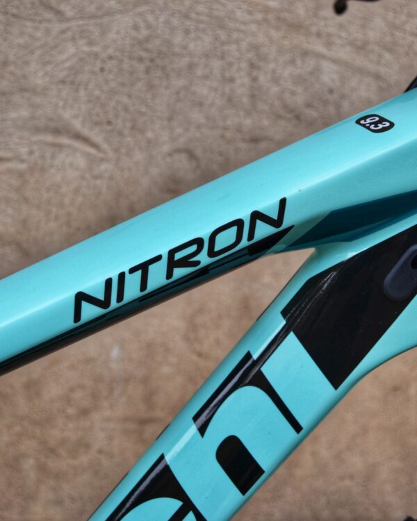Bianchi Nitron 9.3 XT/SLX 2023: bicicleta de montaña hardtail con cuadro de carbono, horquilla RockShox Judy Gold RL de 100 mm, transmisión Shimano SLX 1×12 y neumáticos Kenda Booster Pro 29×2.20, vista lateral sobre fondo neutro.
