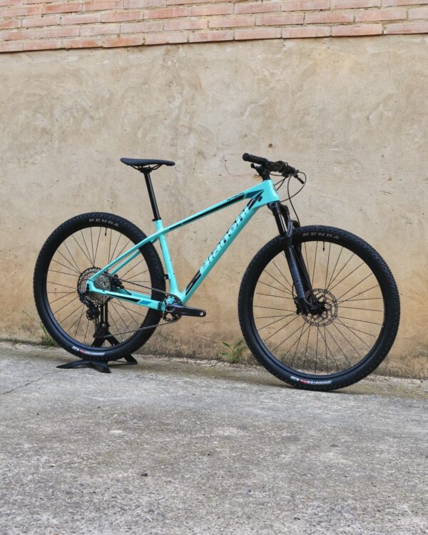 Bianchi Nitron 9.3 XT/SLX 2023: bicicleta de montaña hardtail con cuadro de carbono, horquilla RockShox Judy Gold RL de 100 mm, transmisión Shimano SLX 1×12 y neumáticos Kenda Booster Pro 29×2.20, vista lateral sobre fondo neutro.