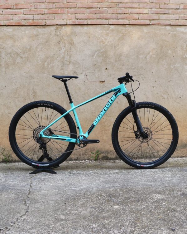 Bianchi Nitron 9.3 XT/SLX 2023: bicicleta de montaña hardtail con cuadro de carbono, horquilla RockShox Judy Gold RL de 100 mm, transmisión Shimano SLX 1×12 y neumáticos Kenda Booster Pro 29×2.20, vista lateral sobre fondo neutro.