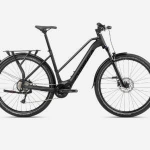 Bicicleta E-bike Orbea Kemen Mid 40 en color verde urbano, cuadro bajo de aluminio con batería integrada, horquilla de suspensión delantera y portaequipajes trasero.