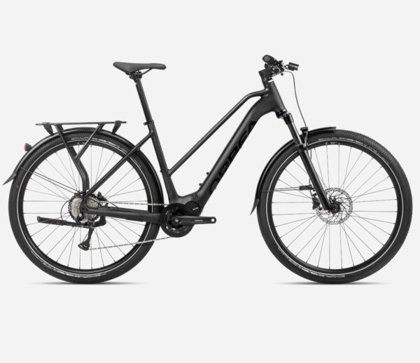 Bicicleta E-bike Orbea Kemen Mid 40 en color verde urbano, cuadro bajo de aluminio con batería integrada, horquilla de suspensión delantera y portaequipajes trasero.