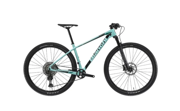 "Bianchi Nitron 9.2 XT rígida de carbono en color celeste, equipada con transmisión Shimano XT, horquilla de suspensión y frenos de disco hidráulicos, diseñada para cross country."