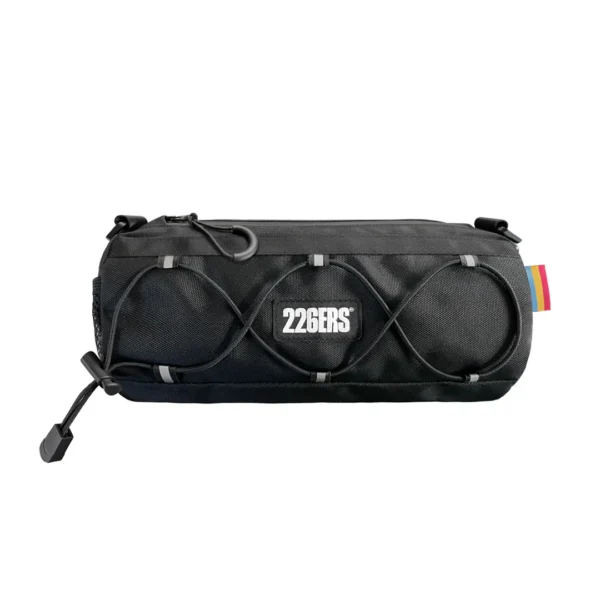 Bolsa BAG impermeable de manillar 226ERS Bar Bag 2.0 fijada al manillar de una bicicleta de gravel, mostrando su diseño compacto, cremallera impermeable y detalles de fijación con velcro y correas de nylon.