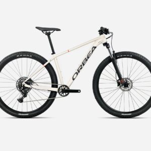 Bicicleta Orbea Onna 2026 color morado, equipada con horquilla SR Suntour XCT 30, transmisión Shimano Cues de 9 velocidades y frenos hidráulicos Shimano MT200. Ideal para iniciarse en el MTB con rendimiento y comodidad.