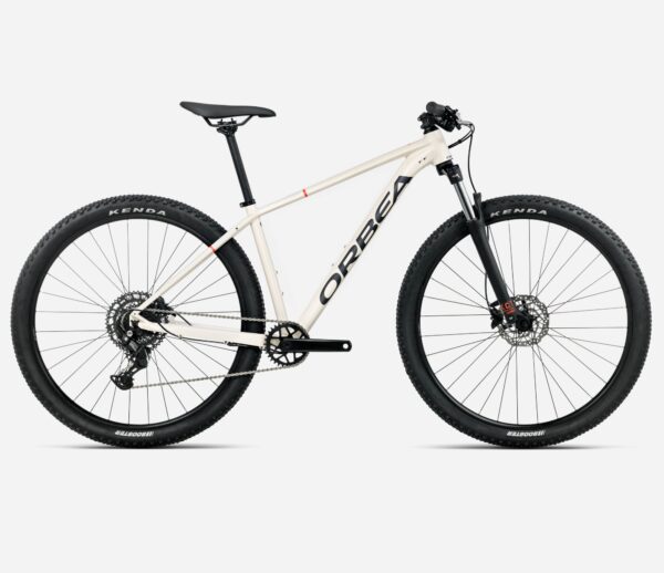 Bicicleta Orbea Onna 2026 color morado, equipada con horquilla SR Suntour XCT 30, transmisión Shimano Cues de 9 velocidades y frenos hidráulicos Shimano MT200. Ideal para iniciarse en el MTB con rendimiento y comodidad.