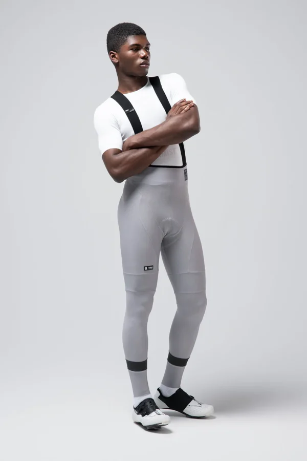 El culotte largo de ciclismo para invierno está diseñado para ciclistas que buscan protección térmica y comodidad durante los meses fríos. Con tecnología RAINLAB que proporciona protección al viento y lluvia ligera, este culotte asegura un aislamiento excelente en temperaturas de 0-15 ºC. Su tejido térmico con fleece interior y la badana K10 Graphene de Elastic Interface® garantizan una compresión muscular ideal y un confort duradero durante largos entrenamientos. Además, los tirantes con hilo de grafeno favorecen la regulación térmica y tienen propiedades antibacterianas. Con detalles reflectantes y un ajuste envolvente, es el culotte perfecto para ciclistas en climas fríos y desafiantes.