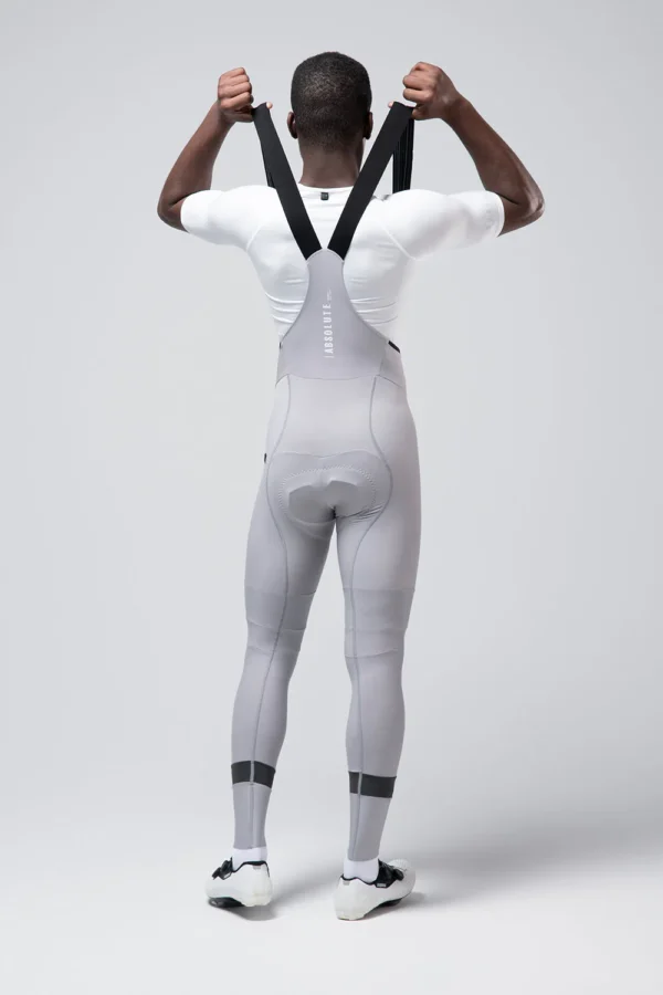 El culotte largo de ciclismo para invierno está diseñado para ciclistas que buscan protección térmica y comodidad durante los meses fríos. Con tecnología RAINLAB que proporciona protección al viento y lluvia ligera, este culotte asegura un aislamiento excelente en temperaturas de 0-15 ºC. Su tejido térmico con fleece interior y la badana K10 Graphene de Elastic Interface® garantizan una compresión muscular ideal y un confort duradero durante largos entrenamientos. Además, los tirantes con hilo de grafeno favorecen la regulación térmica y tienen propiedades antibacterianas. Con detalles reflectantes y un ajuste envolvente, es el culotte perfecto para ciclistas en climas fríos y desafiantes.