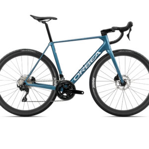 “Bicicleta de carretera Orbea Orca Limited Edition Mavic 105 en color azul con cuadro de carbono OMR, transmisión Shimano 105 Di2 y ruedas Mavic Cosmic 42 Disc”