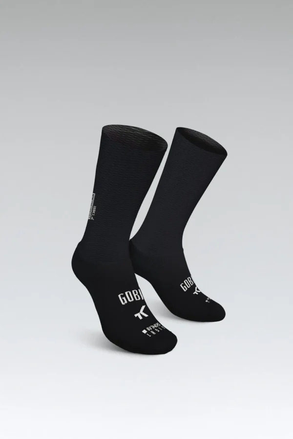 En la lucha contra el crono, todo detalle importa. Hemos diseñado estos calcetines con una altura prolongada, dentro de los estándares UCI, y un tejido perforado de baja resistencia al viento, que ofrece una regulación de temperatura óptima. La impresión interior de silicona garantiza su adherencia creando un efecto segunda piel, que también contribuye a la aerodinámica al prescindir del clásico dobladillo. En esta nueva evolución confeccionamos los pinkies con hilo Fulgar® Q-SKIN® con iones de plata, que favorece la disipación del sudor y malos olores, manteniendo una agradable sensación de frescura en la piel. Estructura aerodinámica avanzada y peso ligero. Pinkie confeccionado con hilo Fulgar® Q-SKIN®. Testados en túnel del viento por equipos WorldTour. Altura de 22 cm (talla L-XL). Cuerpo superior perforado para ventilación extra. Silicona antideslizante en el extremo superior. Costuras de perfil bajo. Punteras asimétricas anatómicas. Sistema de refuerzo en talón y puntera. COO: ES