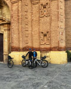 Ciclistas de Bikes Moncayo en la Montañas Vacías XL, paisaje del Sistema Ibérico, bikepacking y aventura sobre ruedas