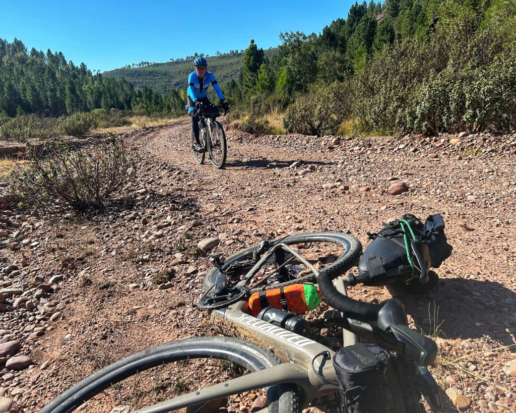 Ciclistas de Bikes Moncayo en la Montañas Vacías XL, paisaje del Sistema Ibérico, bikepacking y aventura sobre ruedas