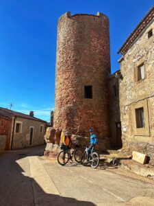 Ciclistas de Bikes Moncayo en la Montañas Vacías XL, paisaje del Sistema Ibérico, bikepacking y aventura sobre ruedas