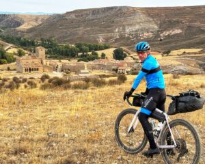 Ciclistas de Bikes Moncayo en la Montañas Vacías XL, paisaje del Sistema Ibérico, bikepacking y aventura sobre ruedas
