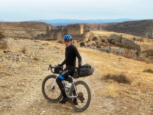 Ciclistas de Bikes Moncayo en la Montañas Vacías XL, paisaje del Sistema Ibérico, bikepacking y aventura sobre ruedas