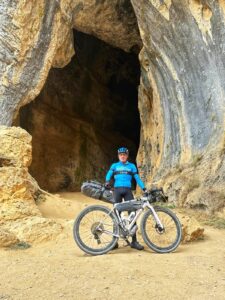 Ciclistas de Bikes Moncayo en la Montañas Vacías XL, paisaje del Sistema Ibérico, bikepacking y aventura sobre ruedas