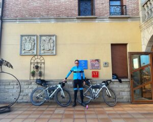 Ciclistas de Bikes Moncayo en la Montañas Vacías XL, paisaje del Sistema Ibérico, bikepacking y aventura sobre ruedas