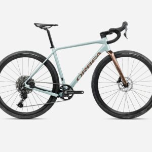 Descubre la Orbea Terra H45 2025: bici gravel ligera de aluminio y carbono, Shimano GRX 10V, frenos hidráulicos, ruedas 700c con cubiertas Vittoria Terreno.