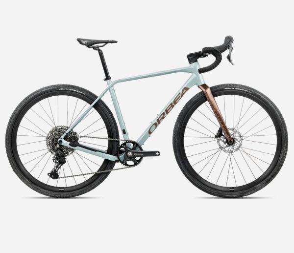 Descubre la Orbea Terra H45 2025: bici gravel ligera de aluminio y carbono, Shimano GRX 10V, frenos hidráulicos, ruedas 700c con cubiertas Vittoria Terreno.