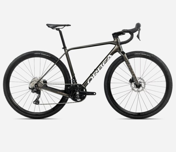 Orbea Terra H30 2025 bicicleta gravel con cuadro de aluminio y horquilla de carbono, equipada con grupo Shimano GRX RX820 de 12 velocidades.