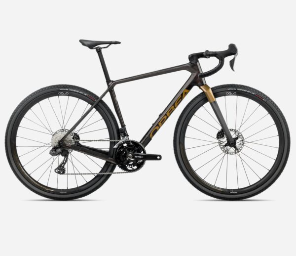 Orbea Terra M20iTeam 2025 bicicleta gravel de carbono, equipada con doble plato Shimano GRX Di2 2x12 velocidades, frenos hidráulicos RX820 y ruedas Oquo RC25TEAM con cubiertas Vittoria Terreno Dry 700x38c, diseñada para rutas largas y terrenos mixtos.